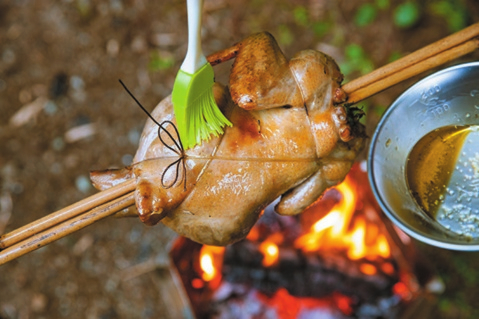   【キャンプレシピ】焚き火の香りに包まれる丸鶏の炙り焼き
