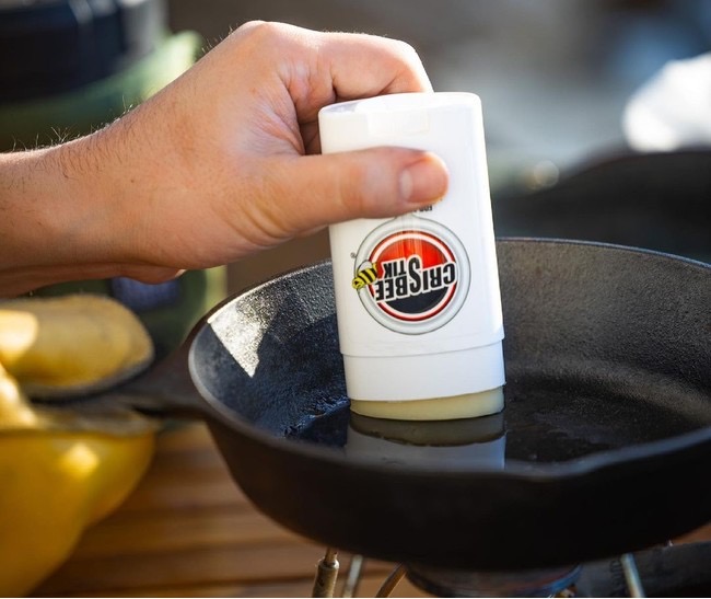   アメリカで年間5万個売れる鉄製調理器具用のシーズニングオイル「Crisbee Stik」